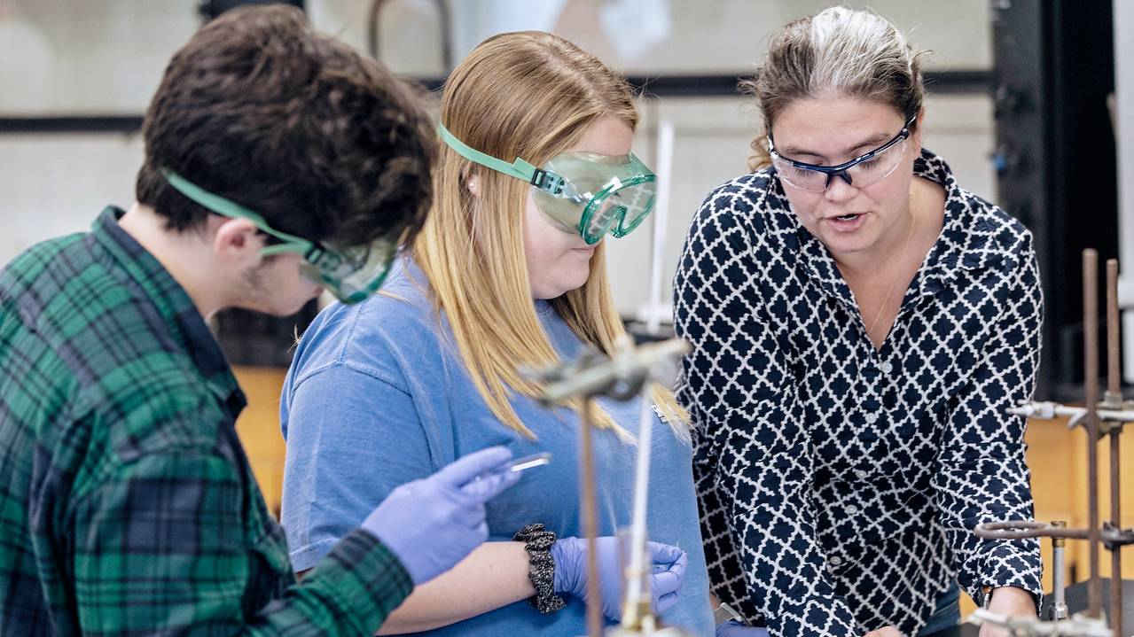 Dr. Sharon Hamilton works with Ouachita chemistry students