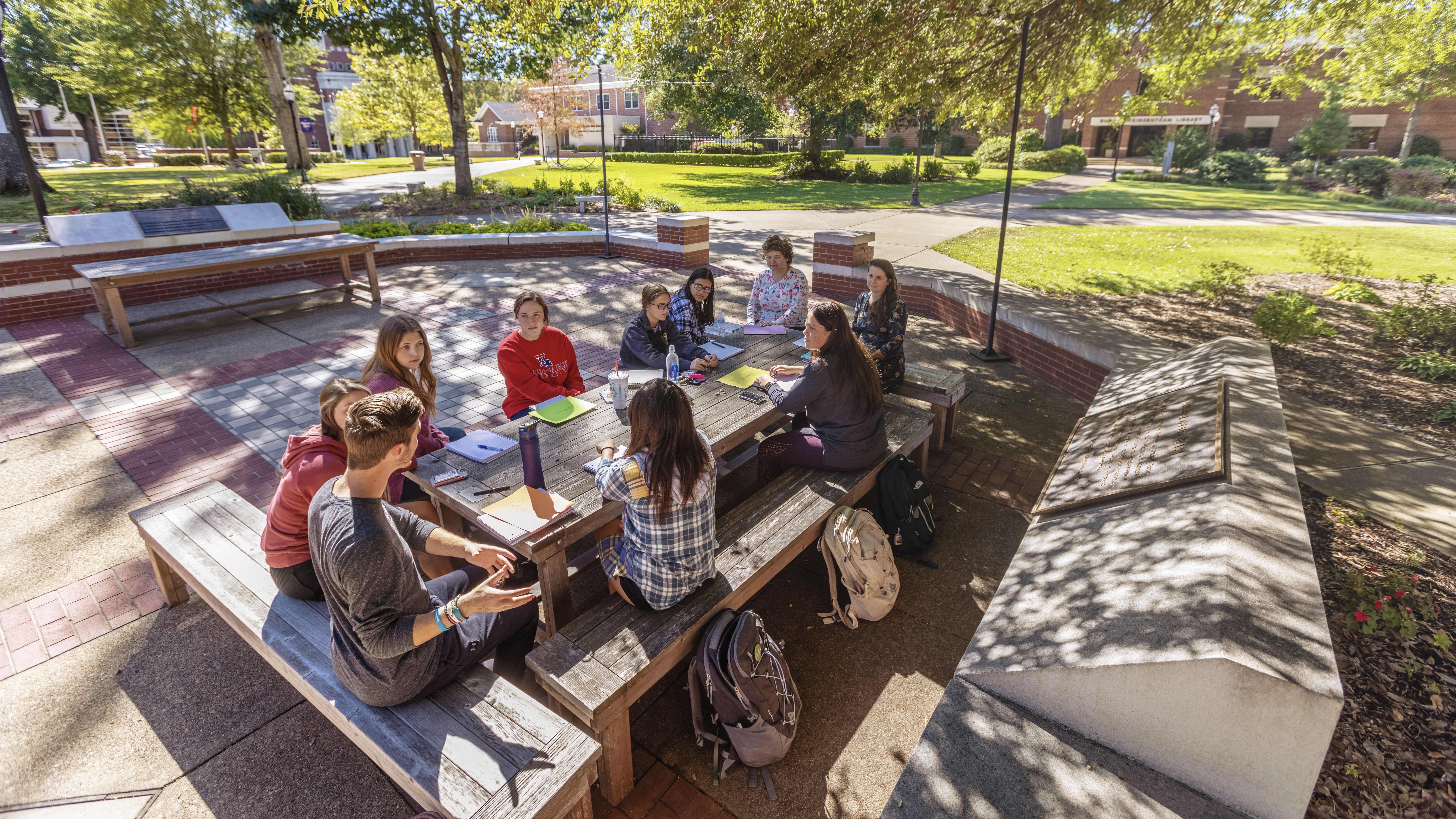 students studying outside on the campus of Ouachita Baptist University