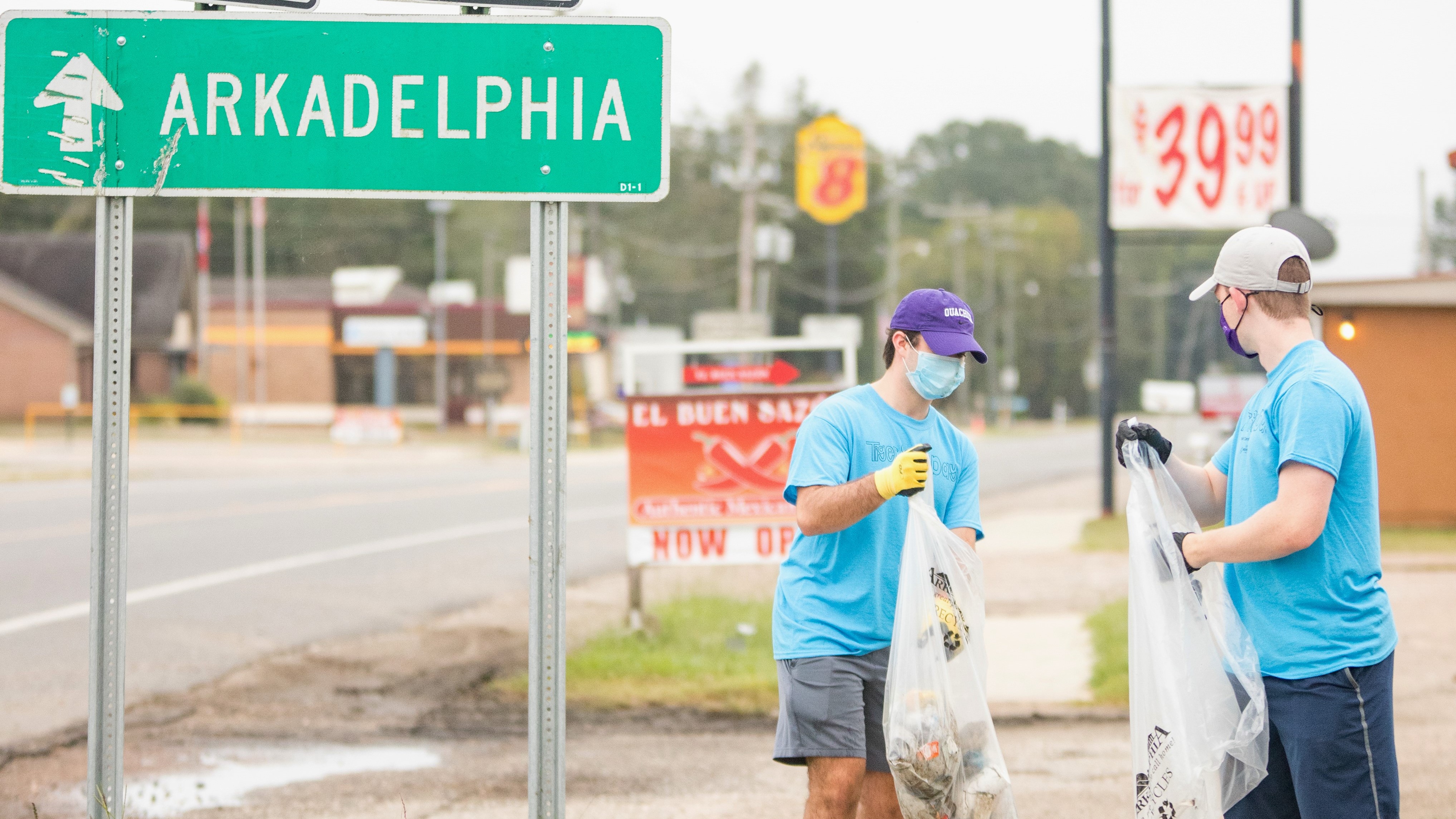 Ouachita students working during Tiger Serve Day